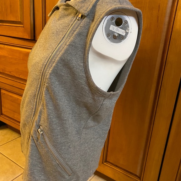 💰3 for $20 - Cute little sleeveless vest, never worn - Picture 3 of 6